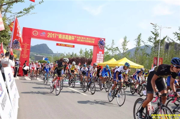 2017中國(guó)環(huán)秦賽城市繞圈賽順利舉行，陜西森弗集團(tuán)董事長(zhǎng)金新康為獲獎(jiǎng)選手頒獎(jiǎng)